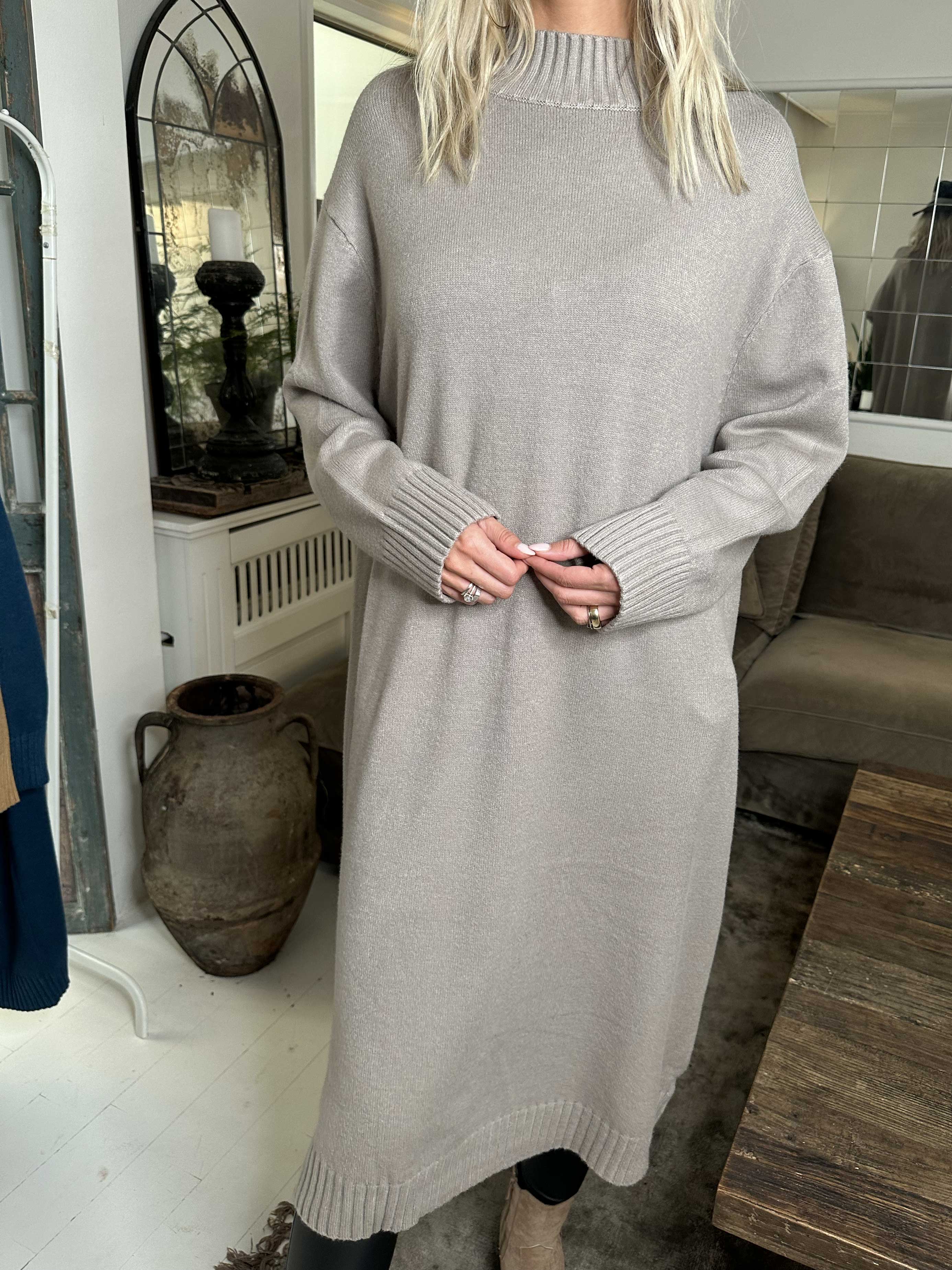 Katia - Snygg mjuk stickad klänning